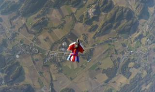 翼装飞行天门山摔死 翼装飞行天门山摔死